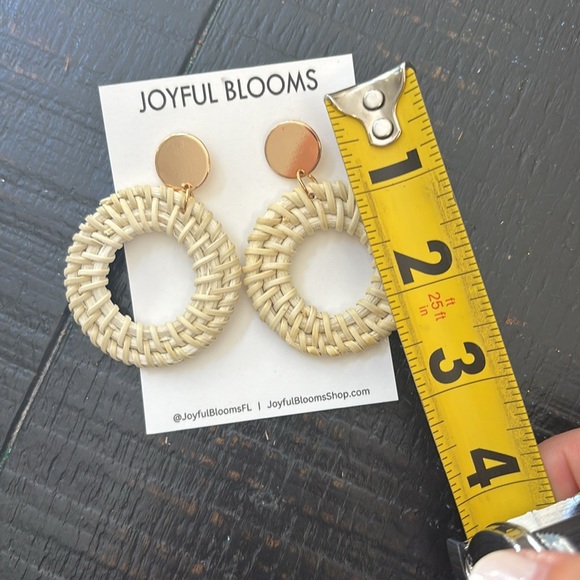 🎈4 LISTINGS FOR $20!! Woven Circle Natural Rattan Earrings off white and gold - Picture 2 of 4